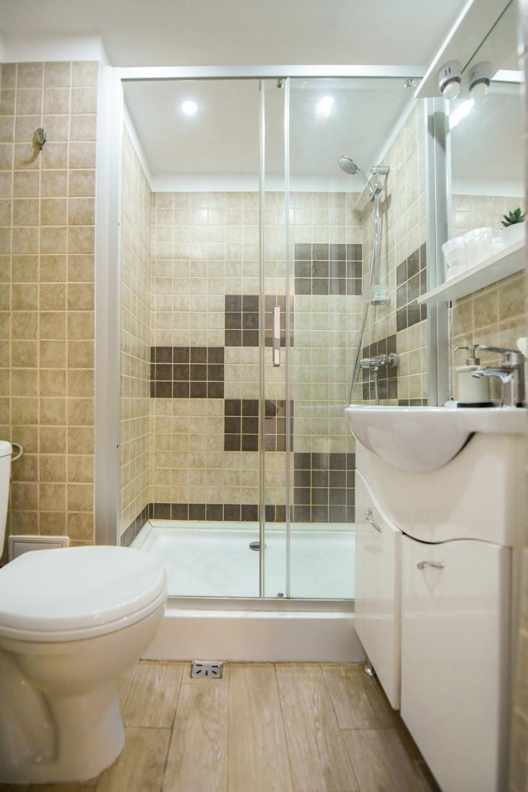 Downtown Oasis: Central Apartments With Cozy Charm Bucharest Room photo