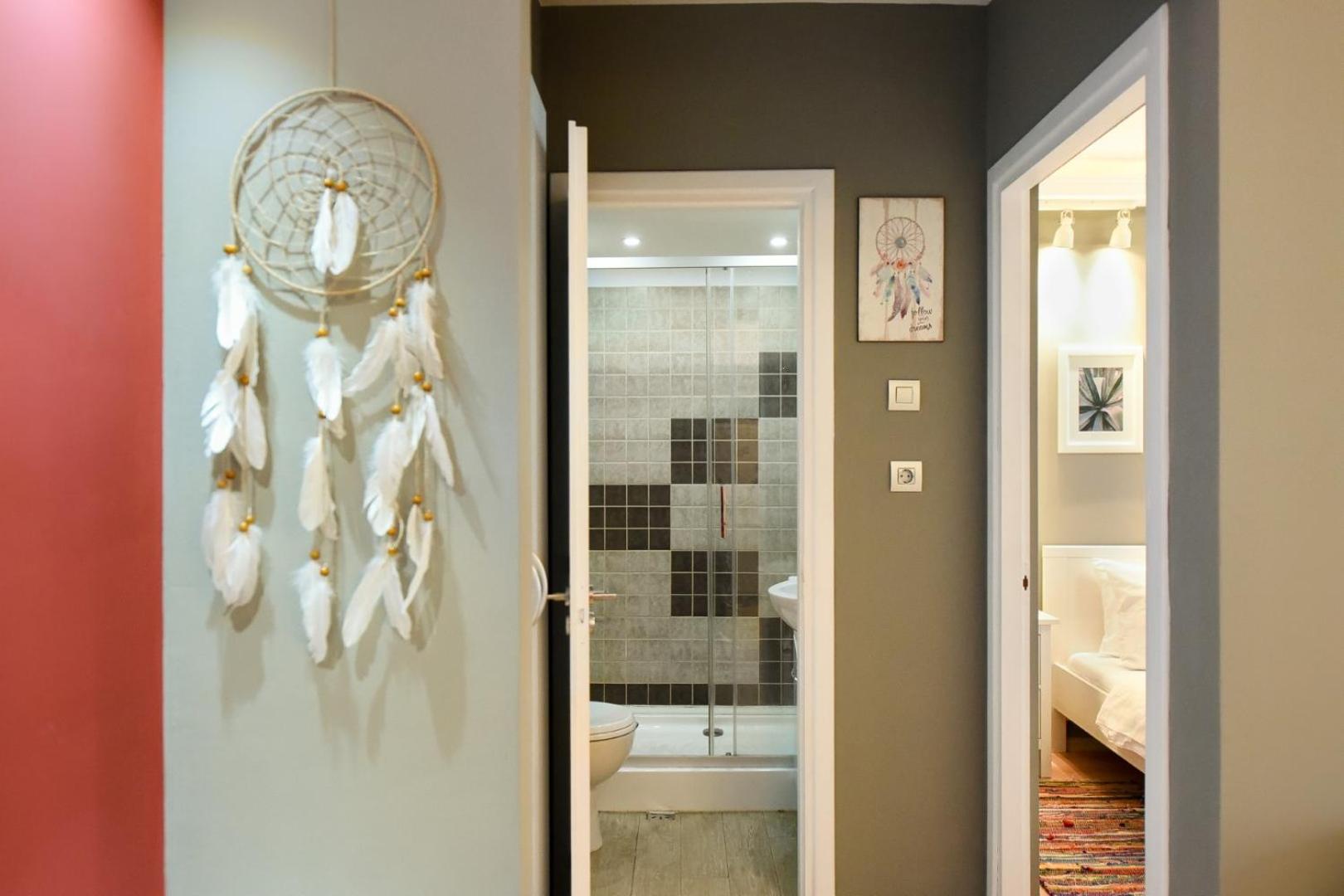 Downtown Oasis: Central Apartments With Cozy Charm Bucharest Room photo