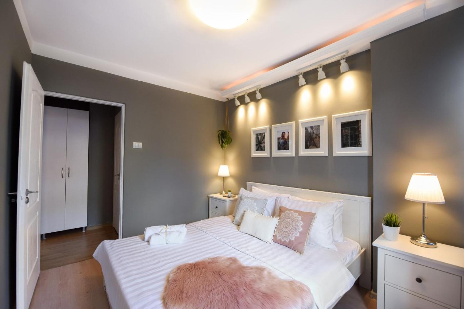 Downtown Oasis: Central Apartments With Cozy Charm Bucharest Room photo