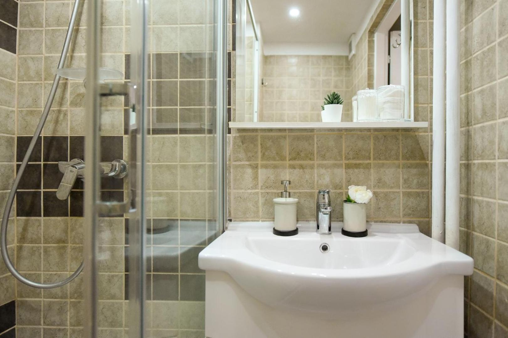 Downtown Oasis: Central Apartments With Cozy Charm Bucharest Room photo