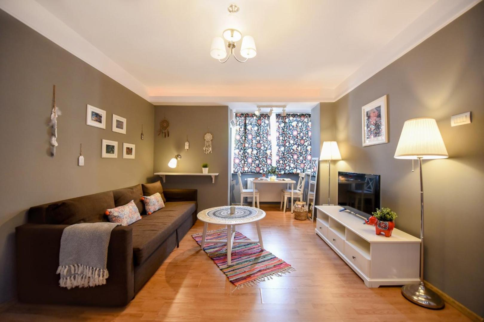 Downtown Oasis: Central Apartments With Cozy Charm Bucharest Room photo