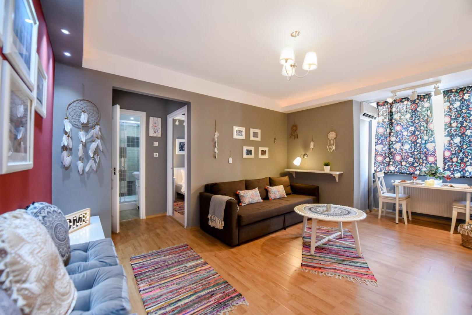 Downtown Oasis: Central Apartments With Cozy Charm Bucharest Room photo