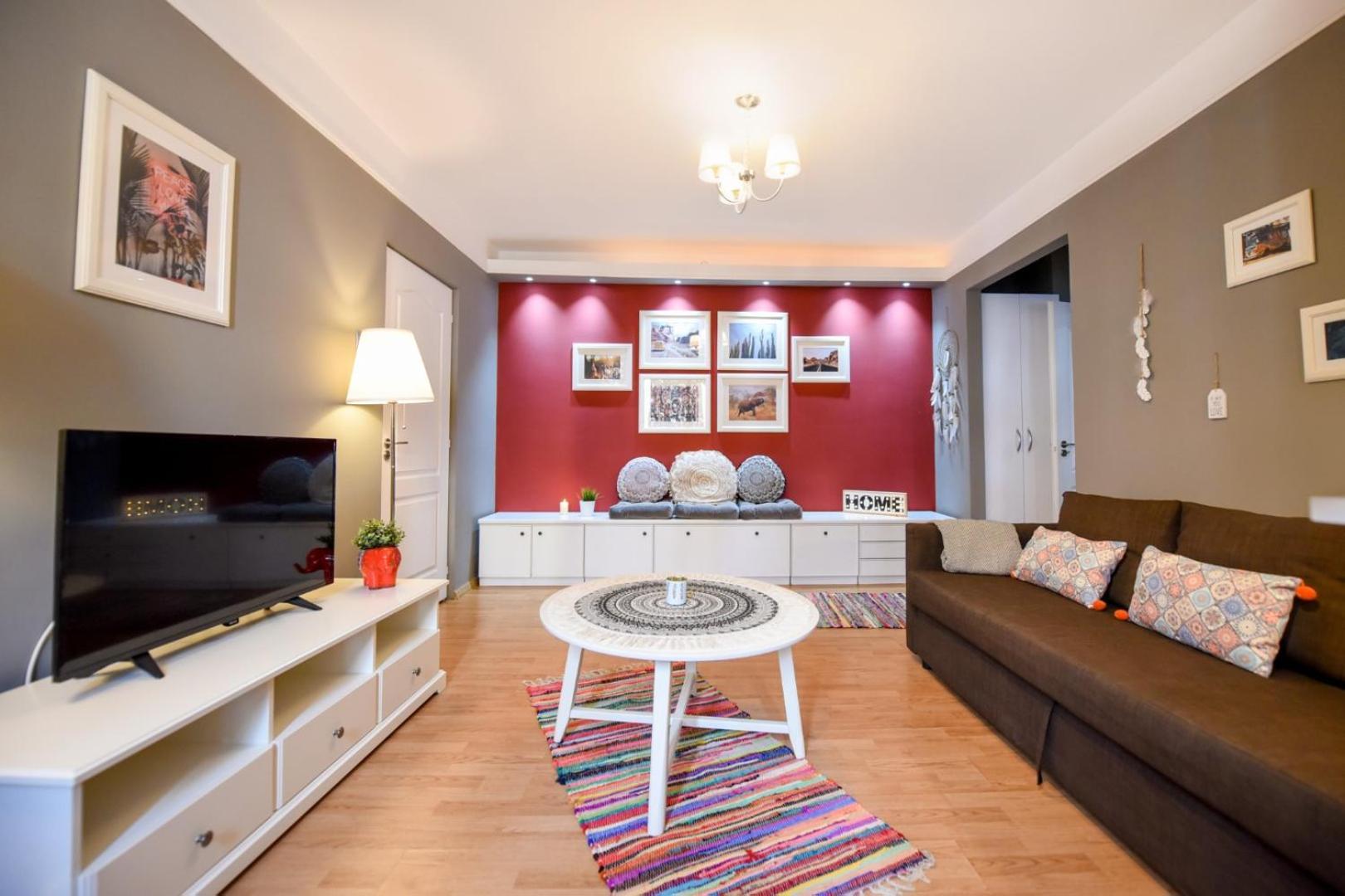 Downtown Oasis: Central Apartments With Cozy Charm Bucharest Room photo