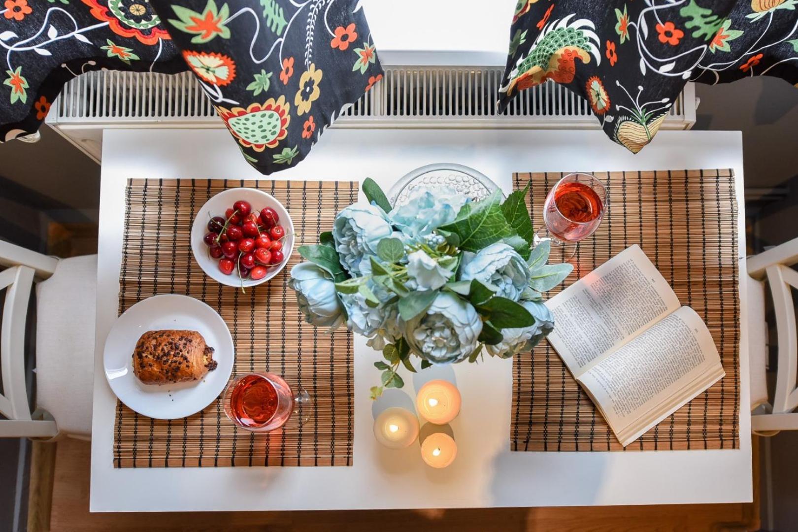Downtown Oasis: Central Apartments With Cozy Charm Bucharest Room photo